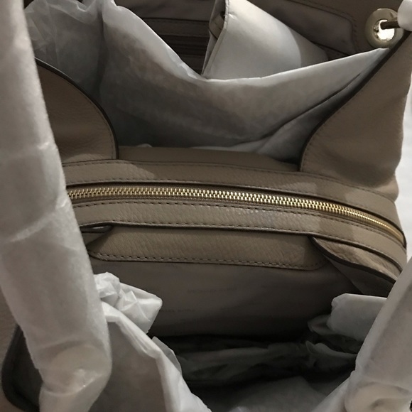 Michael Kors Raven Pebbled Leather - Picture 6 of 10